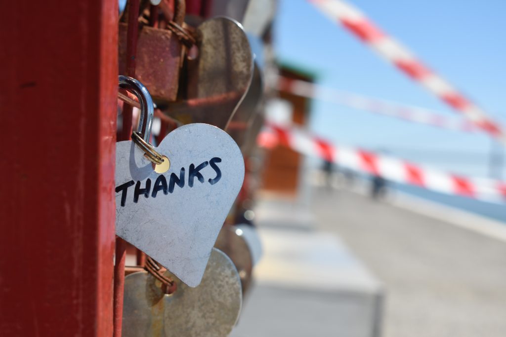Locket saying "thanks", hooked onto a bridge, symbolising gratefulness to develop mental resilience