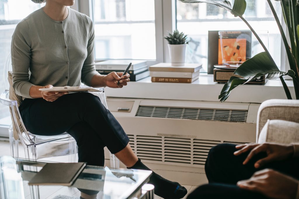 talking about the value of a to do list in becoming a reliable source in business as an entrepreneur - an image of a woman conducting a casual business meeting with someone else 